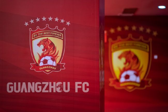 苏知非不解的问道：航班取消不就这两种情况吗？要么是天气不好，要么是流量管控。